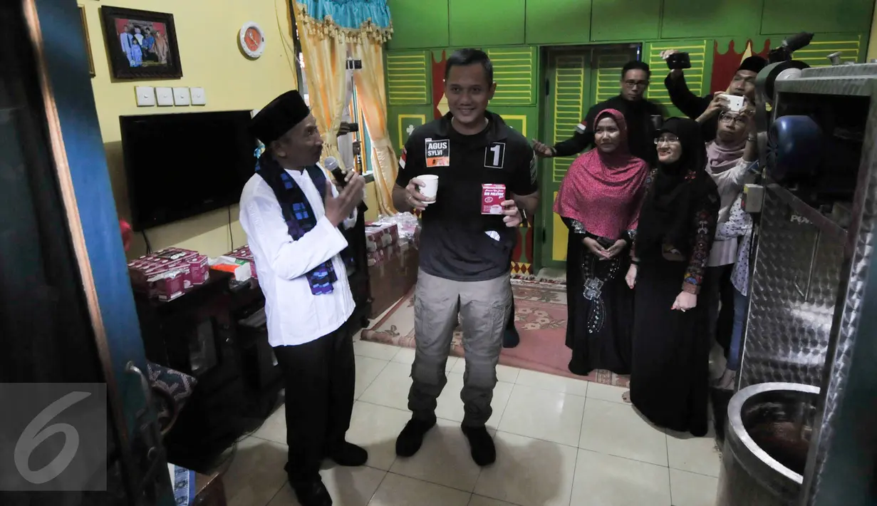 Calon Gubernur DKI Jakarta, Agus Harimurti Yudhoyono saat melihat rumah pembuatan Bir Pletok di Tegal Parang, Jakarta Selatan, Rabu (14/12). Blusukan ke Tegal Parang, Agus disambut oleh tradisi Palang Pintu. (Liputan6.com/Yoppy Renato)