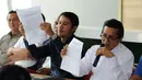 Forum Asosiasi Provinsi PSSI memberikan tanggapan seputar pembentukan tim 9 di kantor PSSI, Jakarta (5/1/2015). Gusti Randa (kanan) menunjukkan surat mosi tidak percaya kepada Menteri Pemuda dan Olahraga. (Liputan6.com/Helmi Fithriansyah)