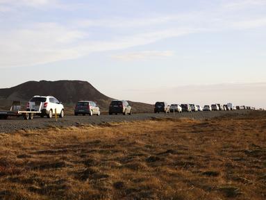 Barisan mobil mengantre di jalan menuju kota Grindavik, Islandia Senin 13 November 2023. (AP Photo/Brynjar Gunnarsson)