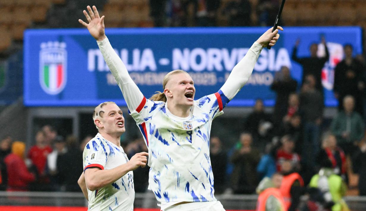 Pemain Norwegia, Erling Haaland, melakukan selebrasi setelah mencetak gol ke gawang Italia pada laga terakhir Grup I Kualifikasi Piala Dunia 2026 zona Eropa di Stadion San Siro, Senin (17/11/2025) dini hari WIB. (AFP/Alberto Pizzoli)