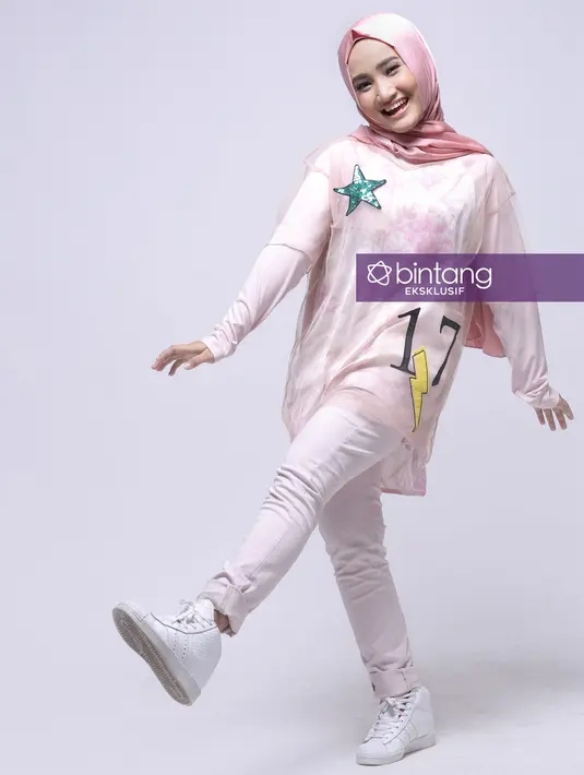 "Sulit. Aku kadang kalau nonton TV lihat dangdut, kalau bersenandung kaya gimana ya. Pop kan gitu, dangdut lebih effort. Dangdut itu bagus banget tapi harus lebih selektif aja milih lagu yang tepat," ujarnya Fatin. (Nurwahyunan/Bintang.com)