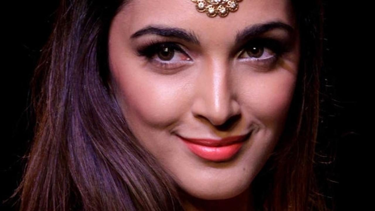 Bermahkota emas, Kiyara Advani cantik bersinar