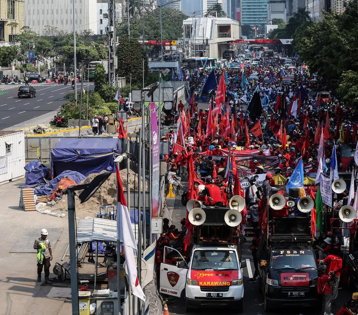 "Jelas kenaikan upah buruh jauh dari kenaikan ASN. Seharusnya pemerintah memperhatikan hal ini, kelompok yang menyumbang pajak untuk gaji PNS adalah buruh," ujar Elly kepada Liputan6.com, Rabu (22/11).