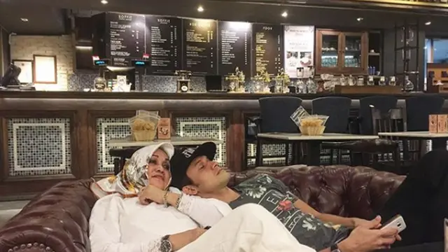 Indra L Bruggman dan Ibundanya