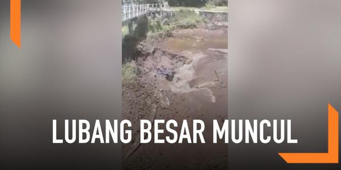 VIDEO: Lubang Besar Muncul di Tengah Sungai Sleman