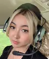 Abigail Michelle, sosok pilot indonesia yang berhasil gemparkan jagat maya dengan aksi bawa pesawat sendiri saat menonton tim sepak bola kesayangannya di London. [Foto: Instagram/AbigailMchel]