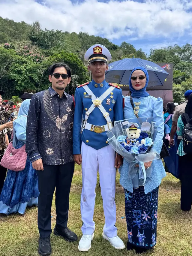 6 Potret Kebaya Brokat Ade Maya di Wisuda Dhofin, Anggun Dampingi Sang Putra