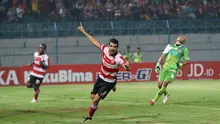 Pemain Madura United, Rodrigues Aracil merayakan golnya ke gawang Persiba Balikpapan pada laga Torabika SC2016 di Stadion Gelora Bangkalan, Senin(13/6/2016).  (Bola.com/Nicklas Hanoatubun)