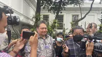 Menko Perekonomian sekaligus Ketua Umum Partai Golkar Airlangga Hartarto menyambangi Istana Kepresidenan, Selasa (31/1/2023). (Liputan6.com/ Muhammad Radityo Priyasmoro)