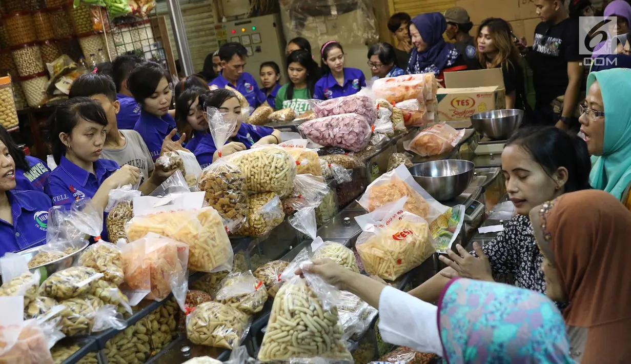 Suasana di salah satu toko kue kering di kawasan Jatinegara, Jakarta, Jumat (16/6). Makanan yang biasa disajikan untuk menyambut tamu tersebut membuat toko kue kering selalu ramai oleh pembeli jelang Idul Fitri. (Liputan6.com/Immanuel Antonius)