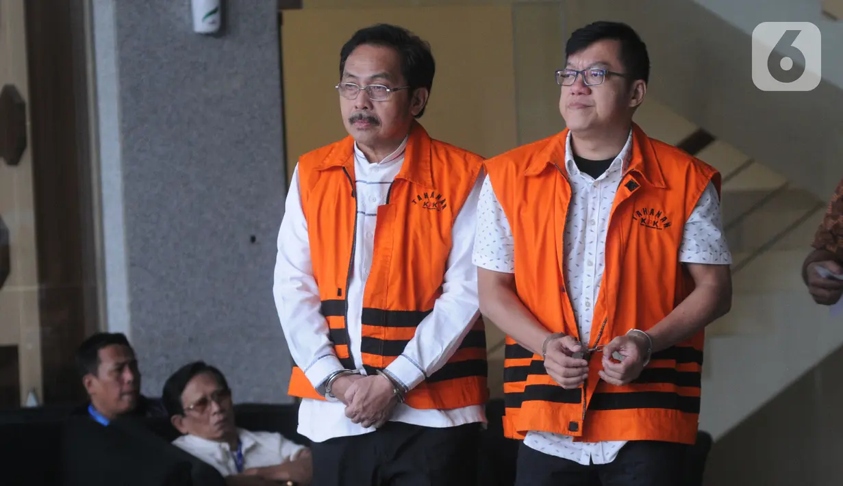 Gubernur Kepulauan Riau nonaktif Nurdin Basirun dan Pemegang saham Mayoritas PT Bintuni BEP, David Manibui usai menjalani pemeriksaan di Gedung KPK, Jakarta, Jumat (25/10/2019). Keduanya diperiksa sebagai tersangka untuk melengkapi berkas dugaan korupsi yang menjeratnya. (merdeka.com/Dwi Narwoko)