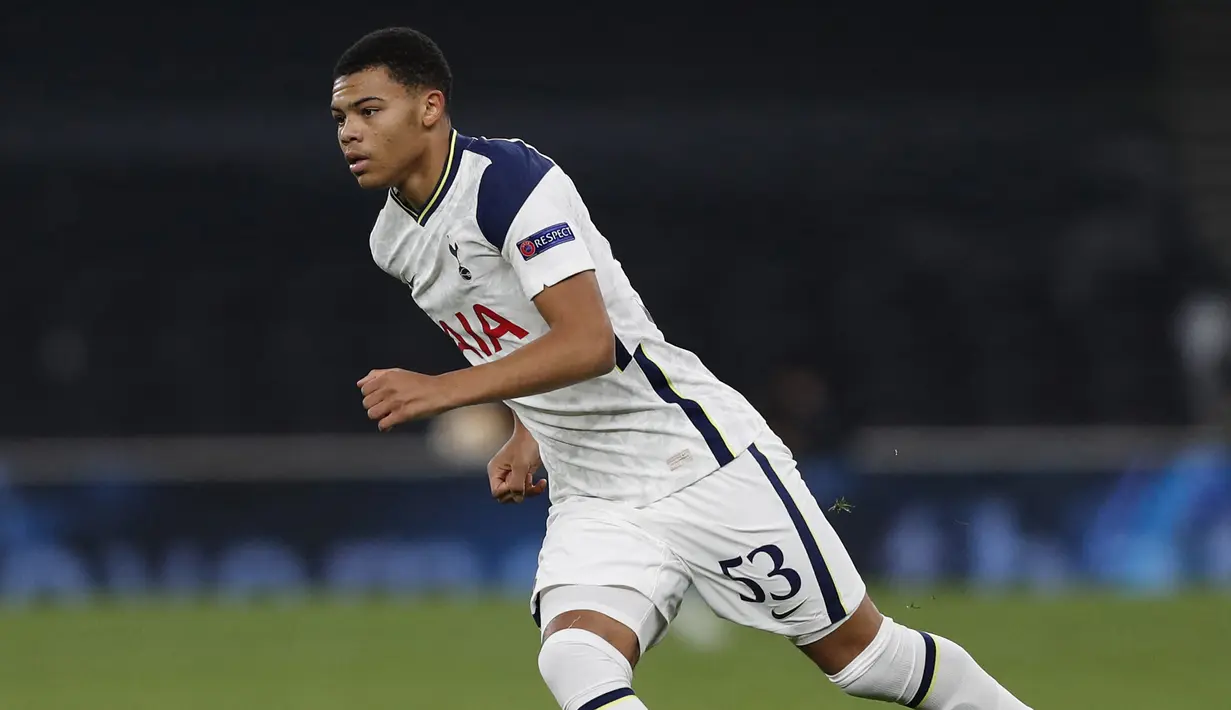 Dane Scarlett. Striker Tottenham Hotspur berkebangsaan Inggris ini menjalani debutnya di Premier League saat berusia 16 tahun, 10 bulan dan 14 hari dalam laga melawan West Bromwich Albion pada 7 Februari 2021. Ia masuk sebagai pemain pengganti di penghujung laga. (AFP/Adrian Dennis)