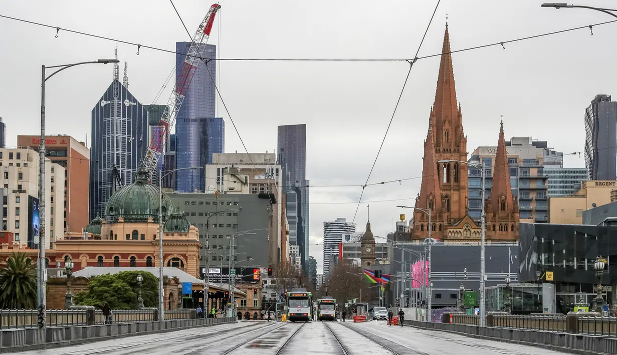 Jalan St Kilda yang biasanya sibuk terlihat sepi dari lalu lintas padat di Melbourne, Jumat (16/7/2021). Kota terbesar kedua di Australia itu kembali memberlakukan lockdown, dan kali ini selama lima hari mulai Kamis (16/7) malam karena meningkatnya klaster COVID-19. (ASANKA BRENDON RATNAYAKE/AFP)