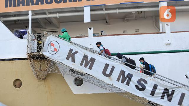 Momen ketika pasien Covid-19 naik ke KM Umsini untuk menjalani isolasi apung terpadu (Liputan6.com/Fauzana)