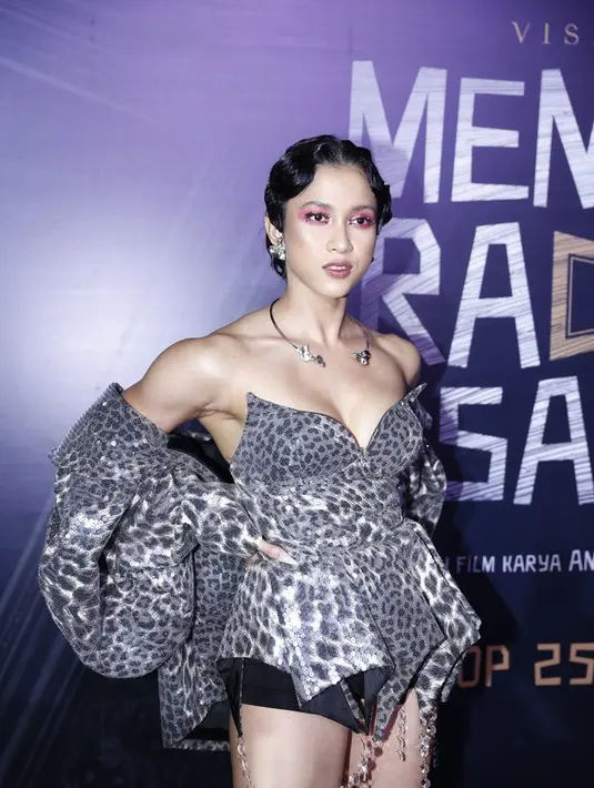 <p>Paduan celana pendek hitam dengan material PVC juga semakin menambah keunikan gaya. Telihat untaian kristal seperti chandelier menjadikan busana yang dikenakan semakin luar biasa. (Foto: Kapanlagi/ Dok.)</p>