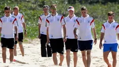 Timnas Jerman memanfaatkan waktu luang untuk berjalan-jalan di salah satu pantai dekat Santo Andre, Sao Paolo, Brasil, (10/6/2014). (AFP PHOTO/Markus Gilliar)