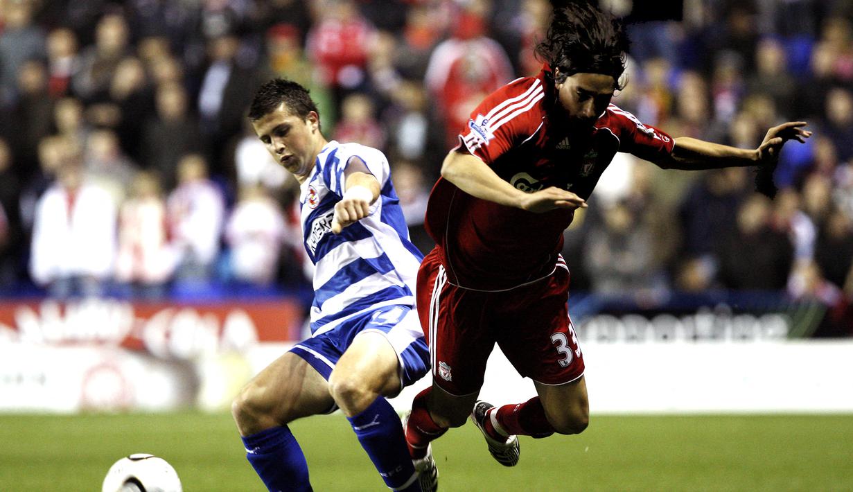 Gelandang Liverpool, Sebastian Leto (kanan) berebut bola dengan striker Reading, Shane Long pada laga Piala Liga Inggris 2007/2008 di Madejski Stadium, Reading (25/9/2007). Sebastian Leto yang pensiun pada Desember 2017 bersama Emirates Club tercatat hanya satu musim membela Liverpool pada 2007/2008 setelah didatangkan dari Lanus. Ia hanya tampil dalam 4 laga tanpa sekali pun bermain di Liga Inggris. Pada 2009/2010 ia dilepas permanen ke Panathinaikos setelah sempat semusim dipinjamkan ke Olympiacos. (AFP/Adrian Dennis)