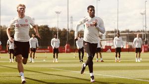 Pemain Manchester United, Rasmus Hojlund (kiri), dan Marcus Rashford, menjalani sesi latihan ringan dengan berlari di Carrington, Jumat (15/9/2023). (X/@ManUtd)