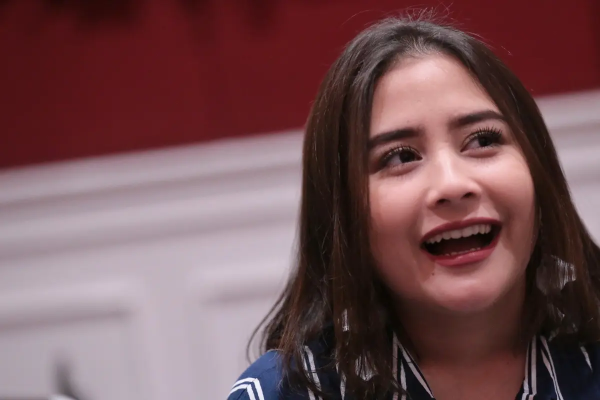 [Bintang] Menyanyikan Lagu Ciptaan Melly Goeslaw, Prilly Latuconsina Mengaku Bangga