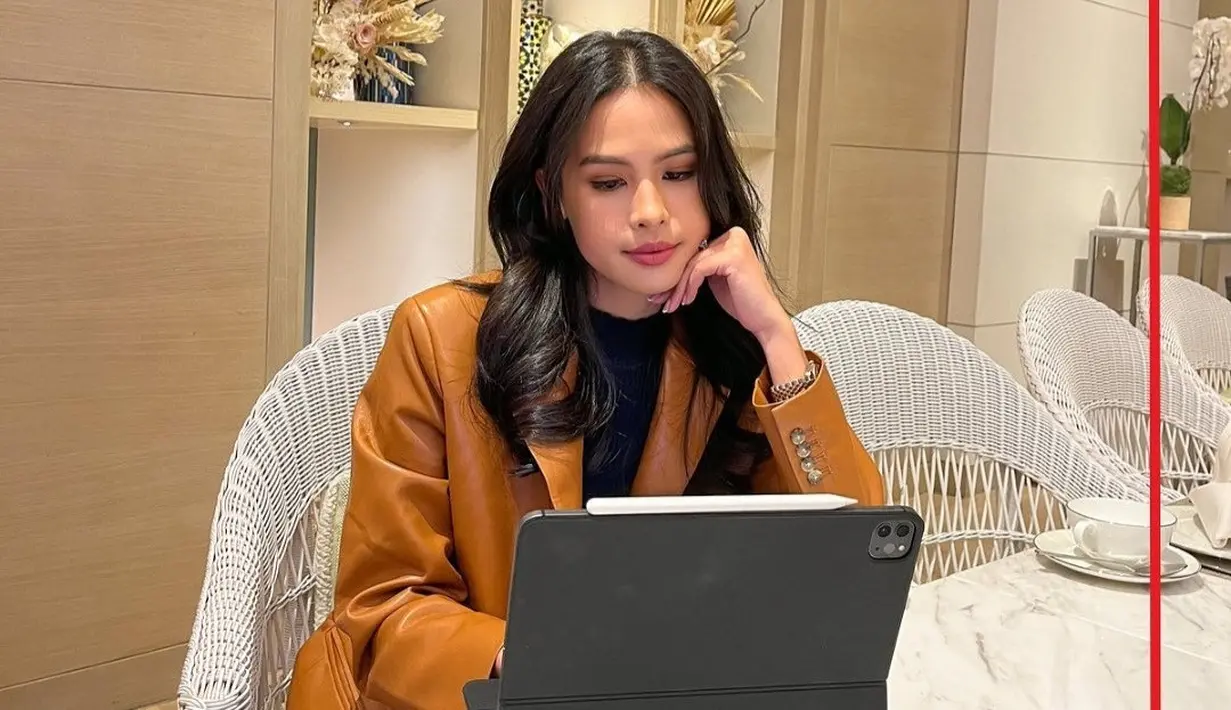 Blazer warna coklat dengan inner hitam juga cocok dikenakan Maudy Ayunda