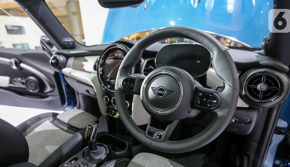 Interior mobil MINI Electric Collection pada peluncuran MINI Electric di PIK Avenue Jakarta (08/06/2022). MINI Electric yang dapat diisi daya baik di rumah atau di fasilitas pengisian daya umum membutuhkan waktu sekitar 2,5 jam untuk mengisi 80% daya kendaraan. (Liputan6.com/Fery Pradolo)