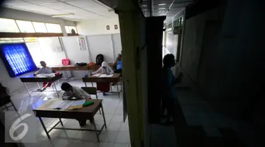 Sejumlah siswa berkebutuhan khusus mengerjakan UN di SLB Negeri 1 Bantul, Yogyakarta, Senin (16/5). Siswa tingkat sekolah dasar melaksanakan ujian nasional secara serentak hingga 25 Mei 2016. (Liputan6.com/Boy Harjanto)