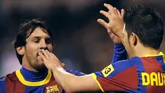 Penyerang Barcelona David Villa (kanan) bersuka ria dengan Lionel Messi ketika melumat Deportivo La Coruna 4-0 pada ajang La Liga di Estadio Riazor, 8 Januari 2011. AFP PHOTO/MIGUEL RIOPA