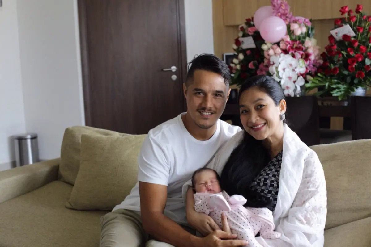 Happy Salma bersama keluarga