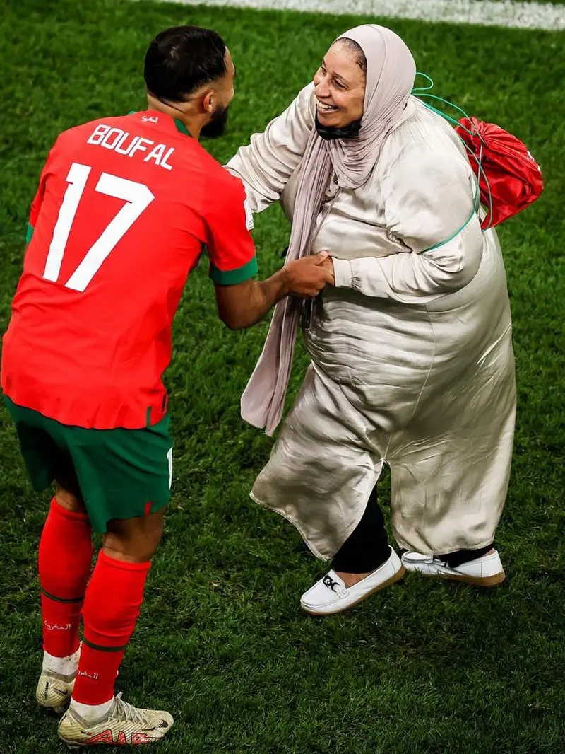 Bintang sepak bola Maroko Sofiane Boufal berdansa dengan ibunda di Piala Dunia 2022 (Foto: Dok. Instagram @sofianeboufal_19)