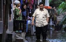 Pakai Sepatu Boot Karet, Prabowo Terjun Langung ke Warga Terdampak Bajir di Kabupaten Bekasi Minta Segera Kirim Makanan