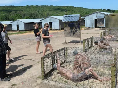 Pengunjung melihat penjara khusus tawanan (Tiger Cage) di lokasi bekas penjara Phu Quoc, Vietnam, Senin (10/4). Penjara Phu Quoc adalah peninggalan sejarah selama Perang Vietnam. (AFP PHOTO / HOANG DINH NAM)