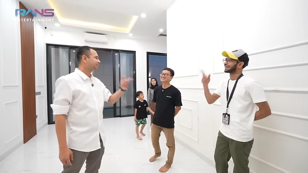 Raffi Ahmad Kunjungi Rumah Karyawan yang Baru Kerja 4,5 Tahun, Mewah Bergaya Modern Dilengkapi Kolam Renang