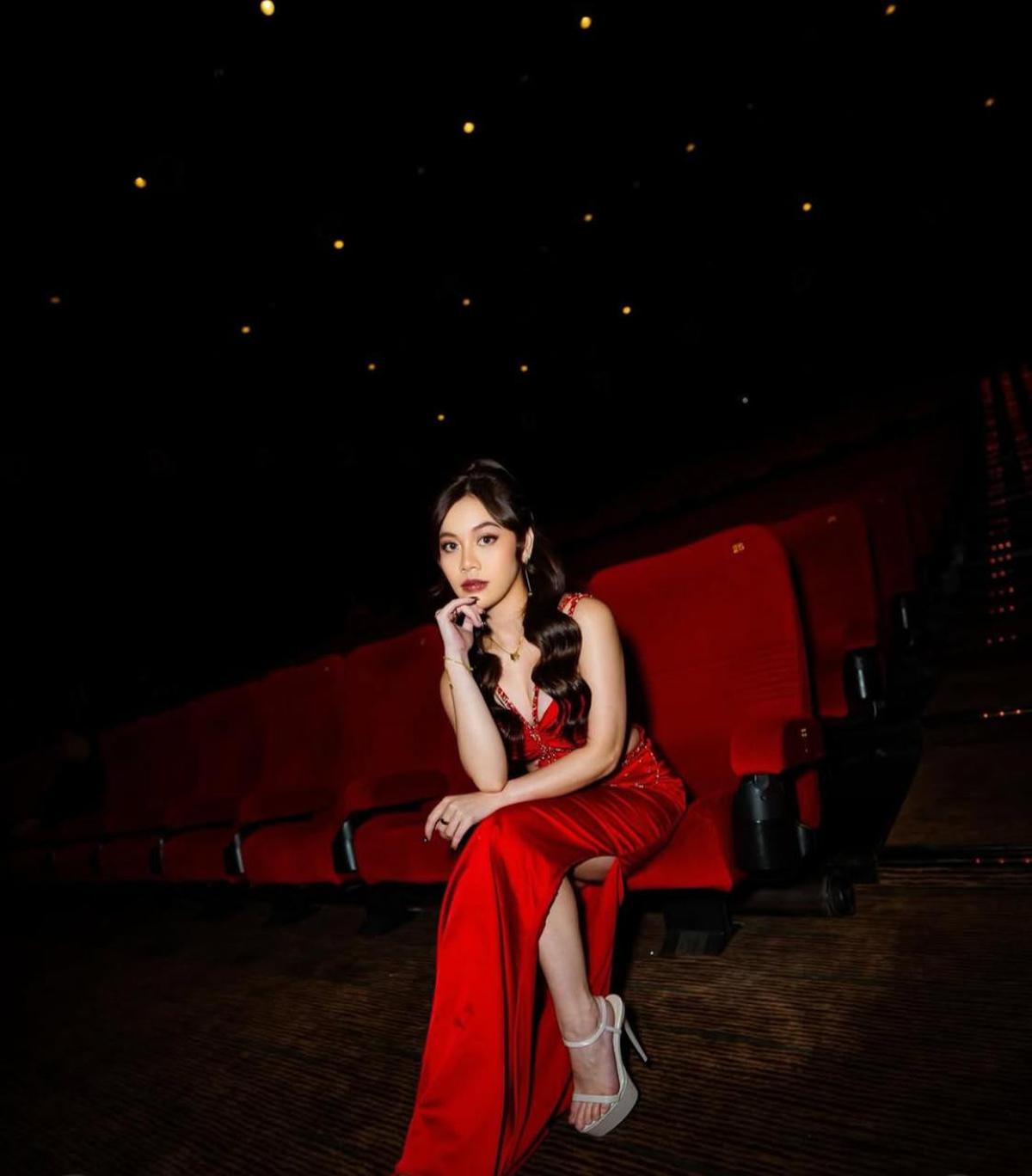 Pesona Frislly Herlind di Gala Premiere 'DESA MATI', Menawan dengan Gaun Merah