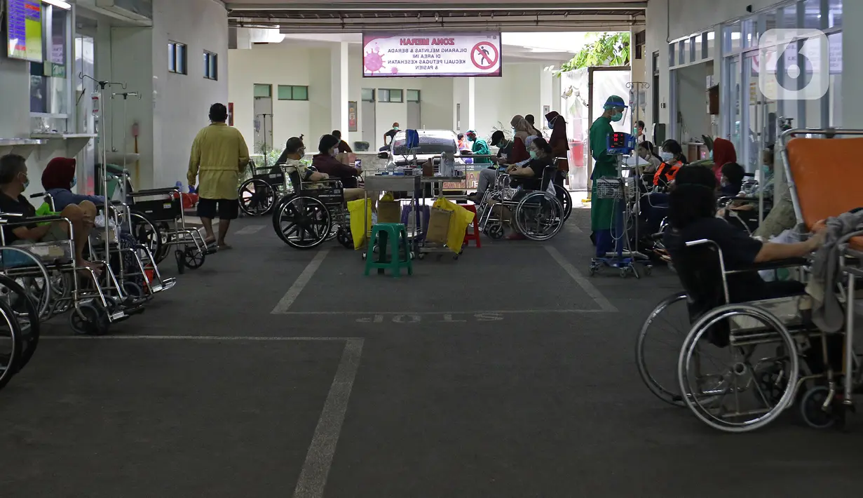 Suasana IGD RSUD Cengkareng, Jakarta, Rabu (23/6/2021). Meningkatnya kasus COVID-19 di Jakarta membuat pasien harus mengantre di luar IGD untuk mendapatkan tempat perawatan. (Liputan6.com/Herman Zakharia)