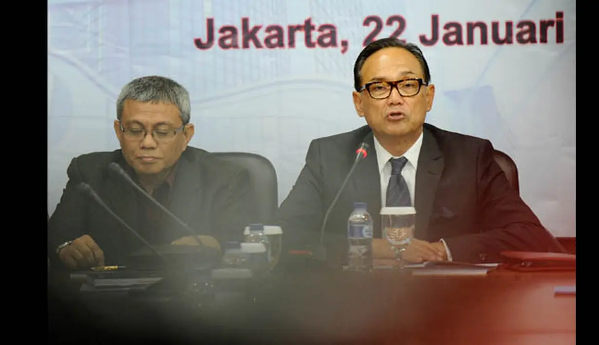 Ketum Kadin Indonesia Suryo Bambang Sulisto (kanan) bersama Ketua Lembaga Pengkajian, Penelitian dan Pengembangan Ekonomi (LP3E) Kadin Indonesia Didik J Rachbini memberikan keterangan di Menara Kadin Jakarta, Kamis (22/1). (ANTARA FOTO/Wahyu Putro A)