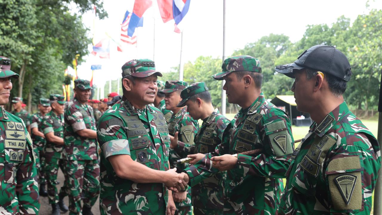 Kasad Jenderal TNI Maruli Simanjuntak di Markas Kopassus, Cijantung, Rabu (12/11/2025), saat meninjau kesiapan sekaligus melepas Tim Tembak TNI AD yang akan berlaga pada ajang ASEAN Army Rifle Meet (AARM) ke-33 Tahun 2025 di Singapura.