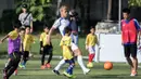 Gelandang AC Milan asal Jepang, Keisuke Honda, memberikan pelatihan kepada 150 anak di Lapangan Simprug, Jakarta, Sabtu (11/6/2016). (Bola.com/Vitalis Yogi Trisna)
