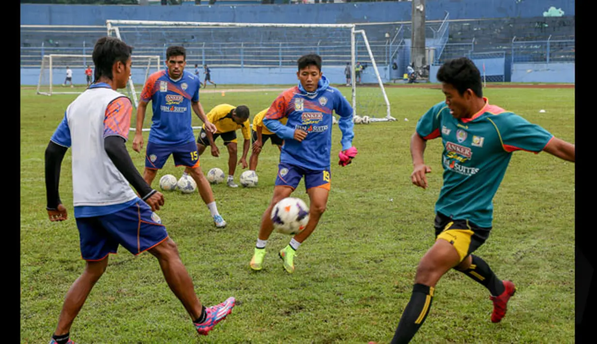 Gelandang timnas Indonesia, Ahmad Bustomi (kedua dari kanan) ikut berlatih bersama skuat Arema Cronus di Stadion Gajayana, Malang, Sabtu pagi (17/1/2015). (Liputan6.com/Faizal Fanani)