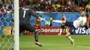 Sepakan keras pemain depan Perancis, Karim Benzema (kanan), tidak mampu ditahan penjaga gawang Swiss, Diego Benaglio, di laga penyisihan Piala Dunia 2014 Grup E di Stadion Fonte Nova, Salvador, Brasil, (21/6/2014). (REUTERS/Dylan Martinez)