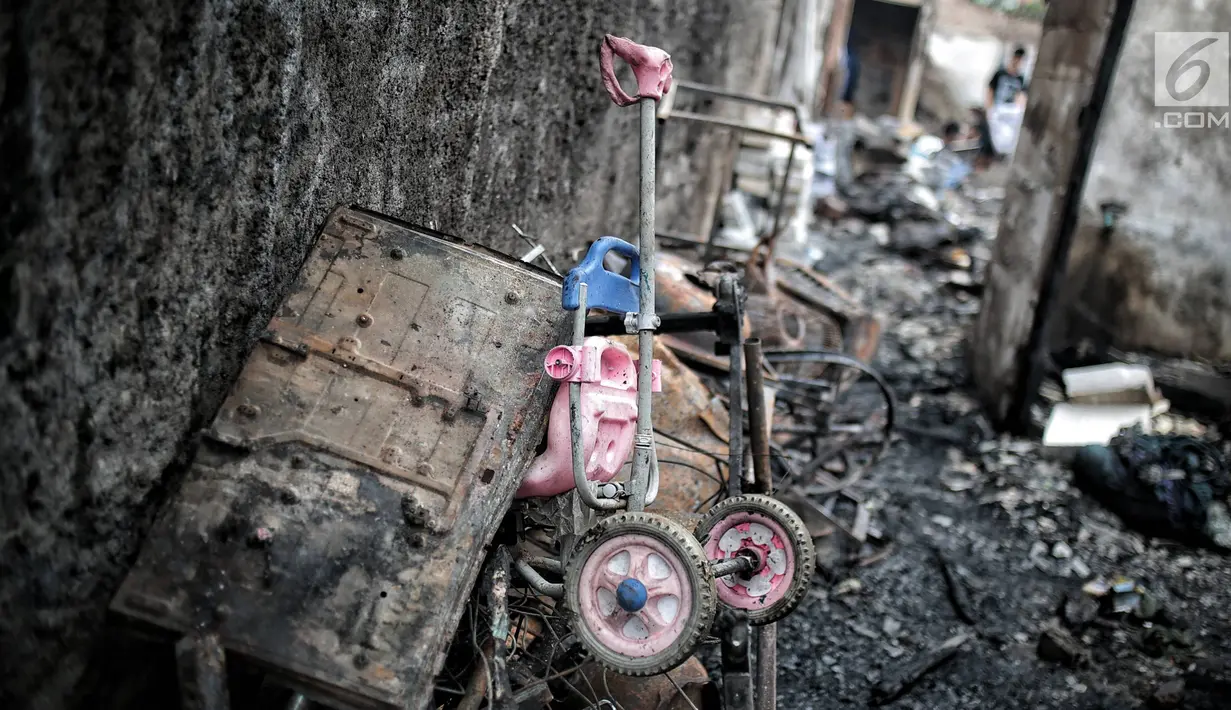 Sisa kebakaran yang menghanguskan Kelurahan Kebon Kosong, Kemayoran, Jakarta, Rabu (26/12). Kebakaran diduga akibat korsleting listrik. (Liputan6.com/Faizal Fanani)
