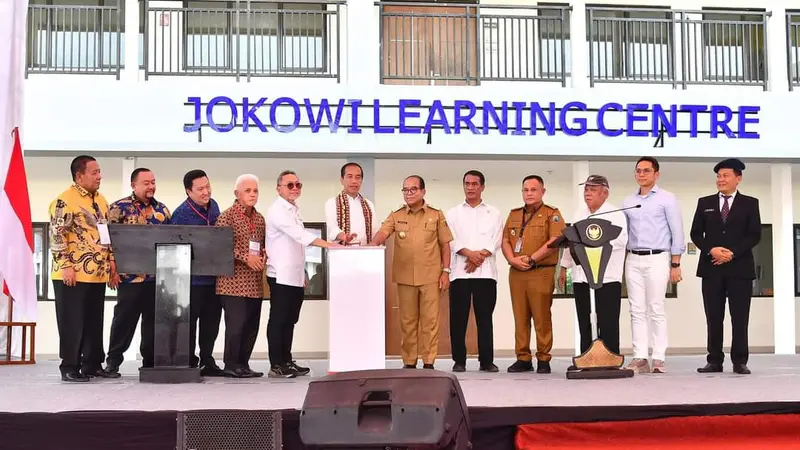 Presiden Joko Widodo ketika meresmikan JLC SMA Kebangsaan Lampung Selatan.  Foto : (Istimewa).