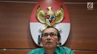Wakil Ketua KPK Saut Situmorang saat konferensi pers di Gedung KPK, Jakarta, Rabu (21/6). KPK menetapkan empat orang sebagai tersangka dalam OTT di Bengkulu, termasuk Gubernur Bengkulu Ridwan Mukti dan istrinya, Lili Martiani. (Liputan6.com/Helmi Afandi)