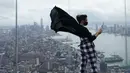 Anissa Barbato mengabadikan gambar dari Edge, dek langit tertinggi di luar ruangan di Western Hemisphere saat dibuka kembali untuk umum di New York, Rabu (2/9/2020). Dek yang berada di lantai 100 menara utama Hudson Yards itu memiliki tinggi 1.100 kaki atau setara 335 meter. (TIMOTHY A. CLARY/AFP)