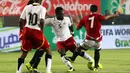Gelandang Ghana, Michael Essien, berusaha melewati pemain Mesir, Ahmed Fathy, pada kualifikasi piala dunia 2014. Kehebatan Michael Essien membuatnya mendapat gelar sebagai pemain terbaik Afrika versi BBC pada tahun 2006.  (EPA/Khaled Elfiqi).