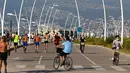 Orang-orang menikmati kegiatan bersepeda di pinggir pantai di Beirut, Lebanon (11/6/2020). Belakangan ini, kegiatan bersepeda menjadi aktivitas yang lazim di Lebanon sejak pemerintah memberlakukan pembatasan guna meredam pandemi COVID-19. (Xinhua/Bilal Jawich)