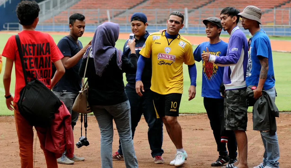 Usai latihan di Stadion GBK Jakarta (3/5/2014, bintang Arema Cronus, Cristian Gonzales langsung diserbu penggemarnya untuk berfoto bersama. (Liputan6.com/Helmi Fithriansyah)