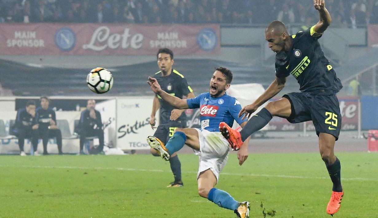 Striker Napoli, Dries Mertens, terjatuh saat berebut bola dengan bek Inter Milan, Miranda, pada laga Serie A Italia di Stadion San Paolo, Naples, Sabtu (21/10/2017). Napoli bermain imbang 0-0 dengan Inter Milan. (AP/Ciro Fusco)