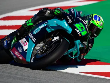 Pembalap Petronas Yamaha, Franco Morbidelli, saat mengikuti sesi latihan bebas MotoGP Catalunya di Circuit de Barcelona-Catalunya, Jumat (25/9/2020). Pembalab Yamaha, Morbidelli, finish pertama dengan catatan waktu satu menit 39,789 detik. (AFP/Lluis Gene)
