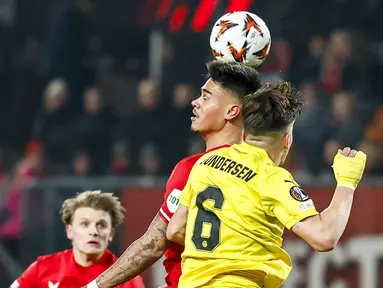Bek Timnas Indonesia, Mees Hilgers akhirnya kembali bermain full untuk klubnya, FC Twente. Pemain berdarah Manado itu sempat menepi sekitar satu bulan karena cedera hamstring. (AFP/Vincent Jannink)
