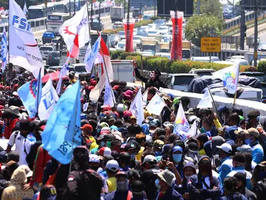 Ribuan buruh melakukan aksi di depan Gedung DPR RI, Jakrta, Selasa (25/8/2020). Aksi tersebut menolak draft omnibus law RUU Cipta Kerja yang diserahkan pemerintah kepada DPR. (Liputan6.com/Angga Yuniar)